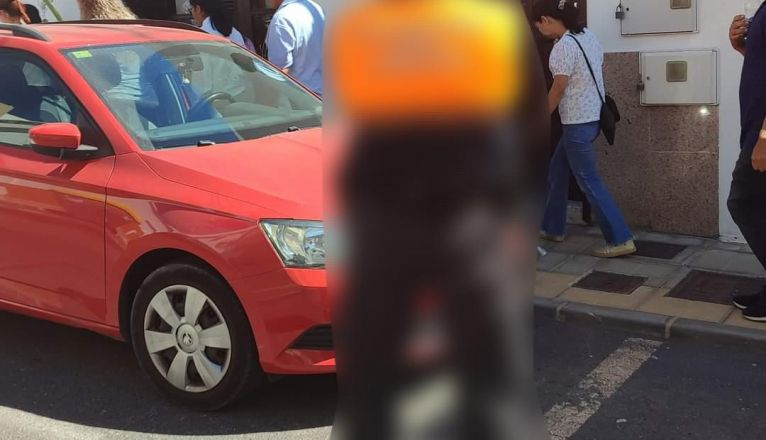Imagen de los feligreses sorteando los coches en circulación Imagen de los feligreses sorteando los coches en circulación