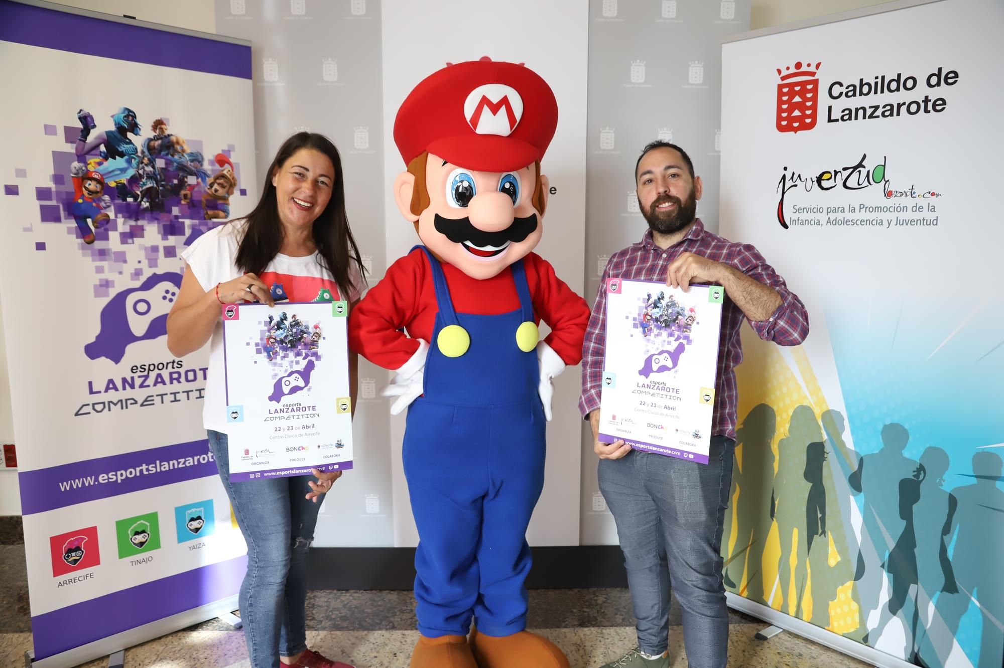 La consejera de Juventud, Myriam Barros, muestra los carteles anunciadores de la Esports Lanzarote Competition