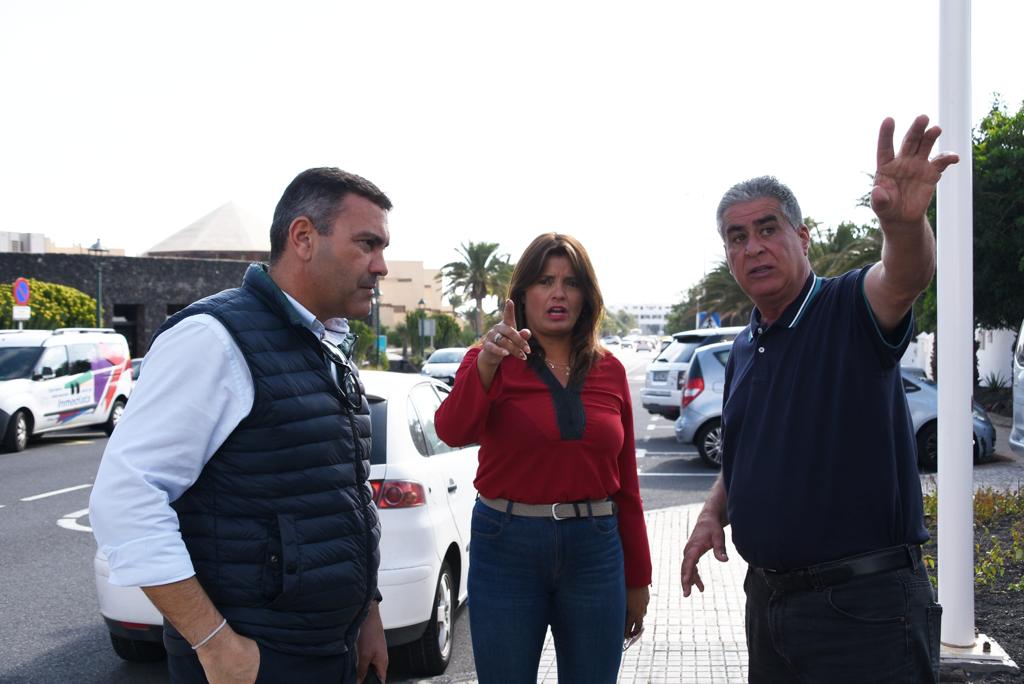El alcalde de Teguise, Oswaldo Betancort (i), junto al concejal de Obras de Teguise, Eugenio Robayna (d) y la concejala de Urbanismo, Olivia Duque (c)