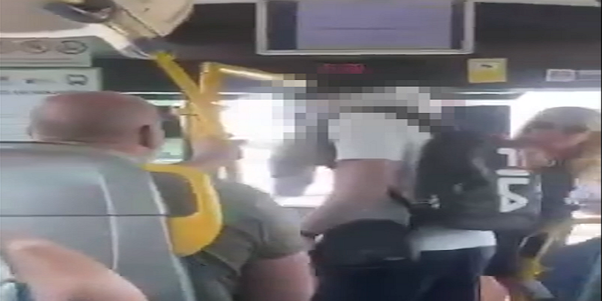  Momento de intento de agresión del chico al chofer de la guagua