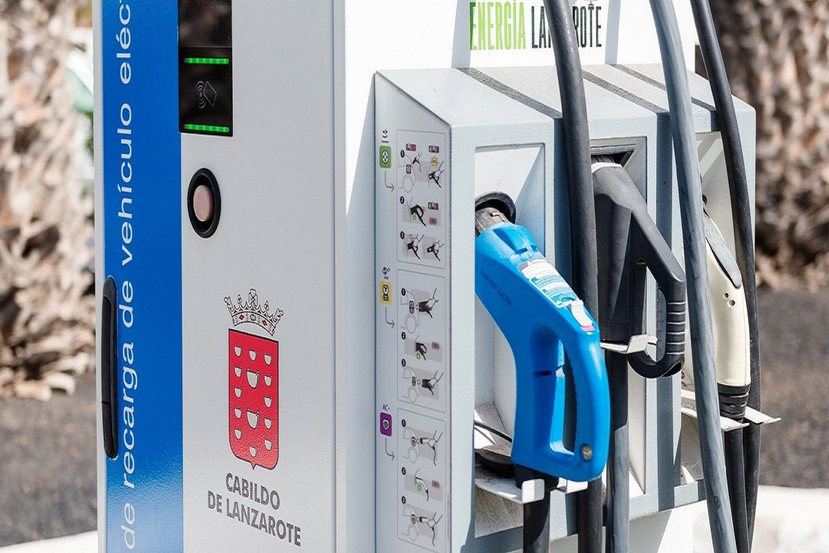Dos nuevos puntos de recarga rápida para vehículos eléctricos en Arrieta y Monumento al Campesino