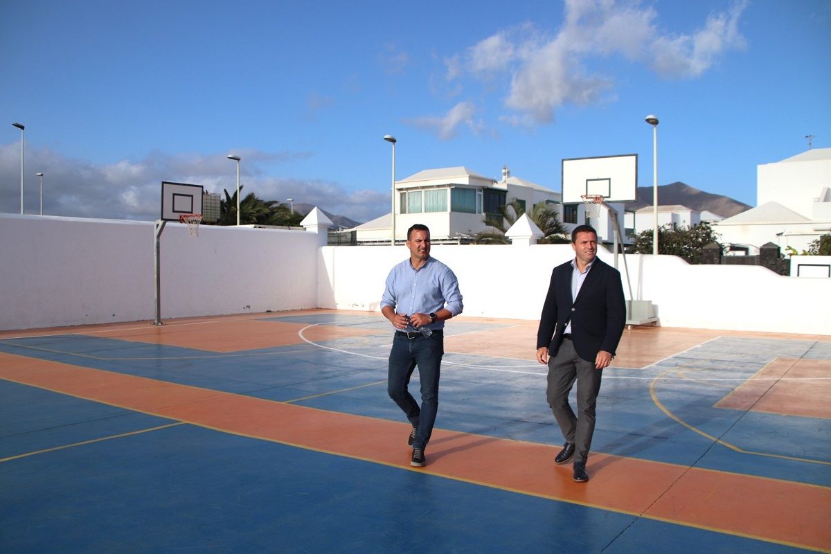 Óscar Noda y Ángel Lago del Ayuntamiento de Yaiza junto a las instalaciones de la cancha de El Aulagar 