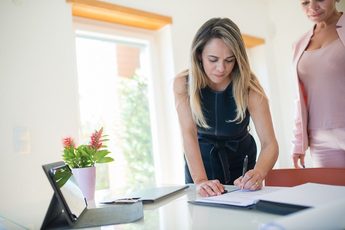 Una nueva trabajadora firma su contrato de empleo