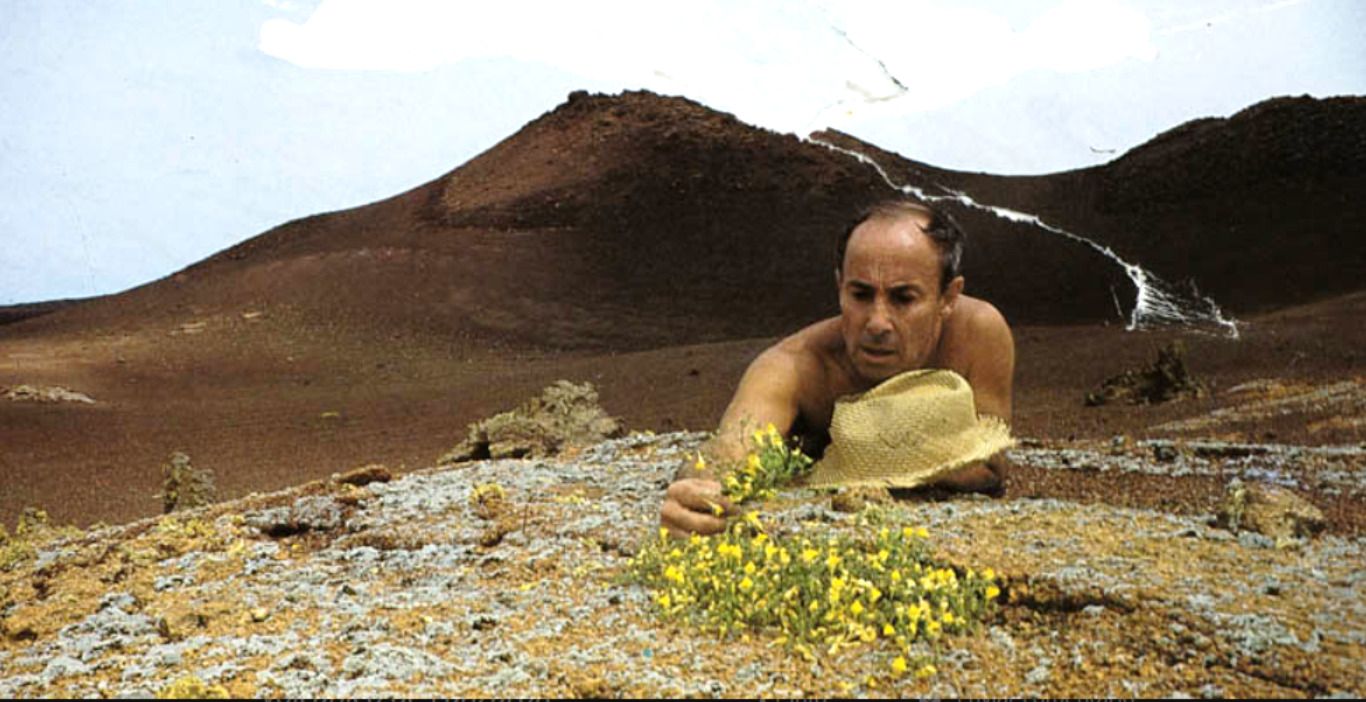 César Manrique en un espacio volcánico de Lanzarote