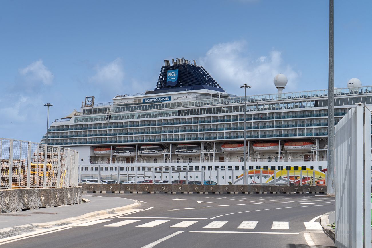 Un crucero noruego atracado en el Puerto de Arrecife en la pasada Semana Santa (Foto: Andrea Domínguez).