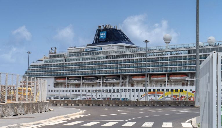 Un crucero noruego atracado en el Puerto de Arrecife en esta Semana Santa (Foto: Andrea Domínguez).