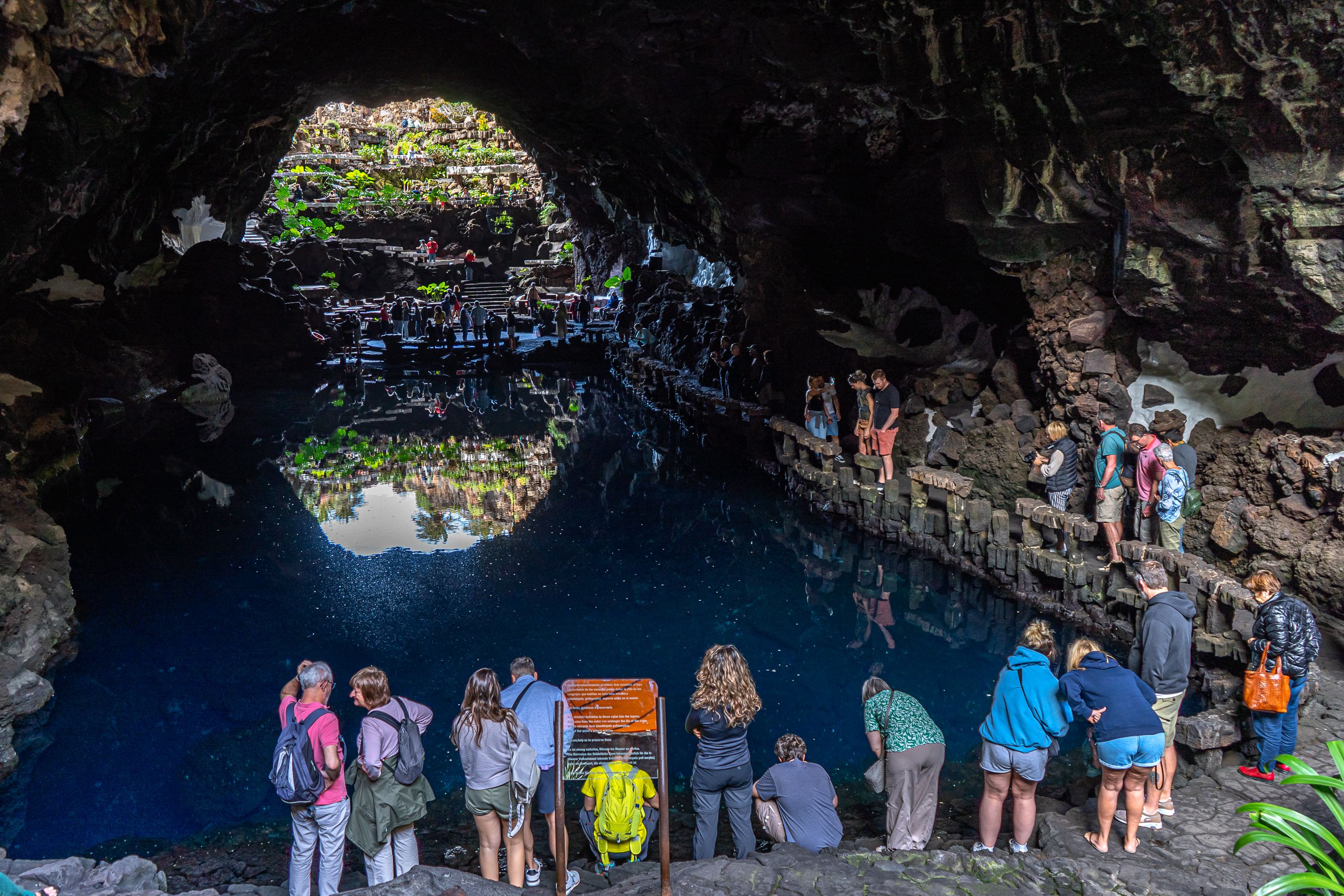 Un grupo de turistas visita los Jameos del Agua. Turismo. Foto: Andrea Domínguez.