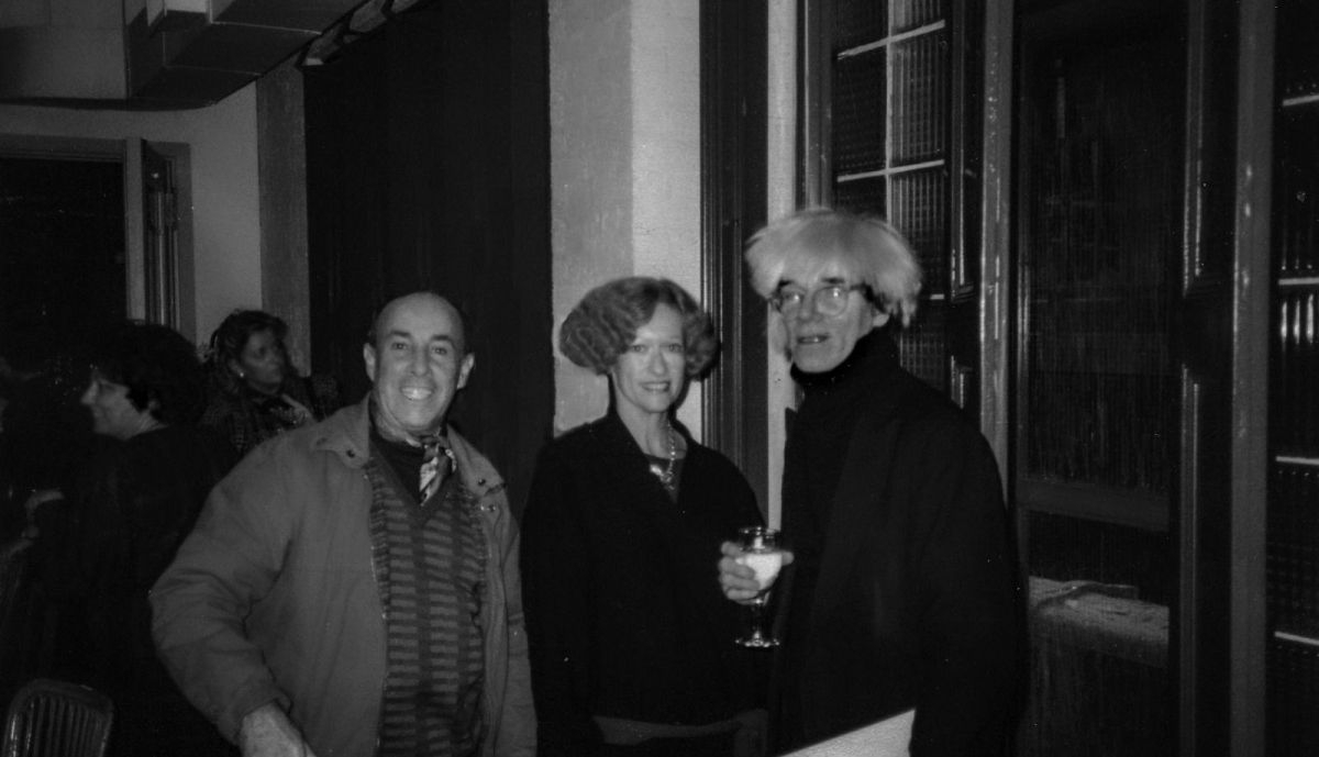 César Manrique, junto a Barbara Rose y Andy Warhol en Nueva York, 1984 ( Foto: Budd, New York)