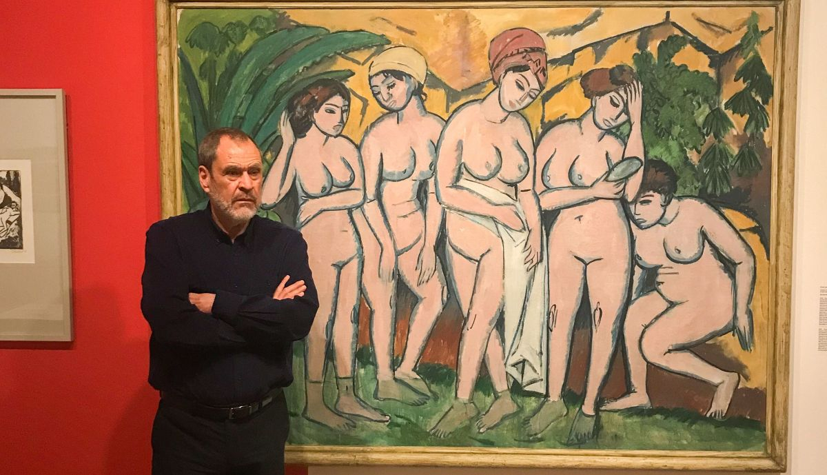 Francisco Galante en el Museo Brücke junto a la obra Las bañistas de Kirchner, una de las pinturas preferidas de César Manrique. Berlín, 2022. Foto Martha Vidal.