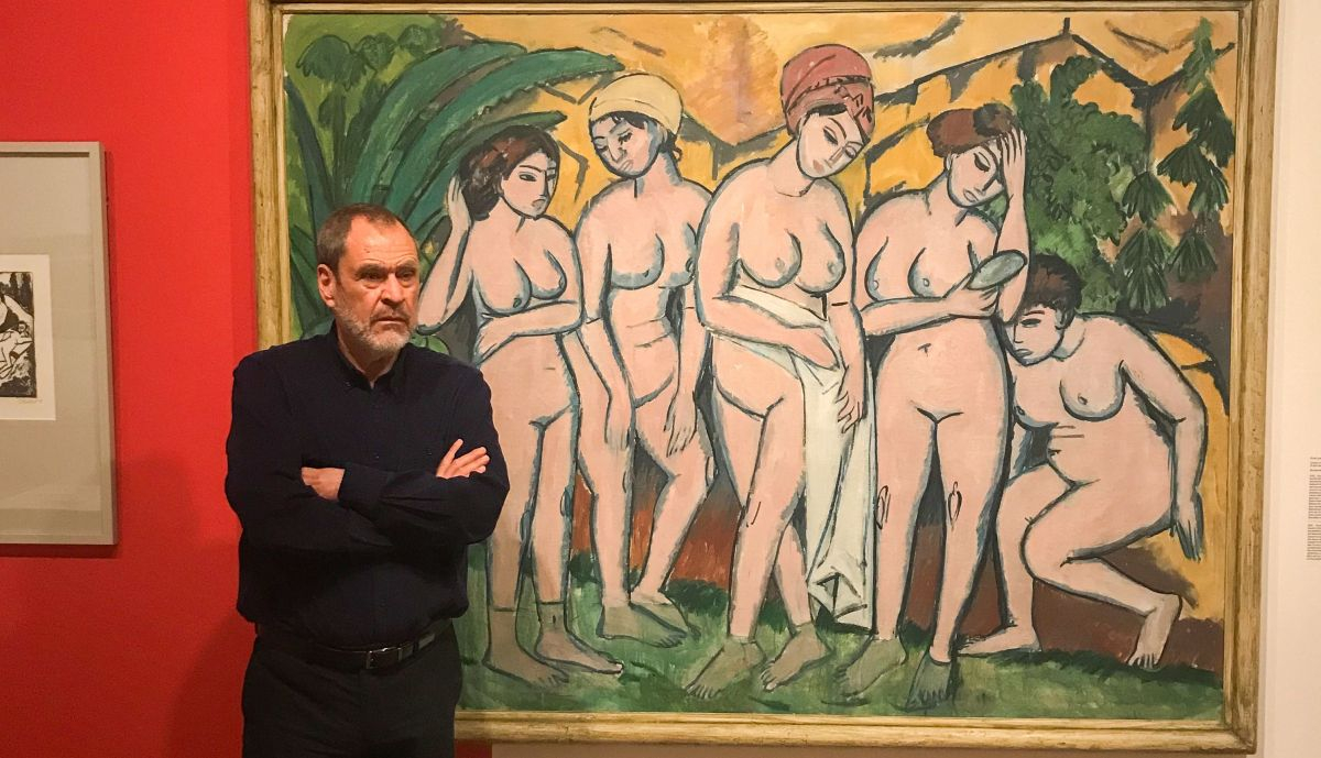 Francisco Galante in the Brücke Museum next to Kirchner's work Las bañistas, one of César Manrique's favorite paintings. Berlin, 2022. Photo Martha Vidal.