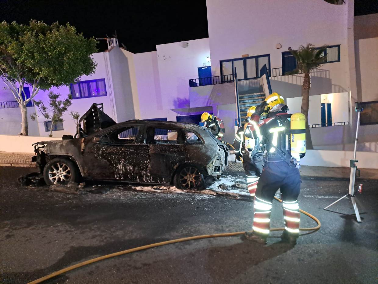 Incendio de un vehículo en Puerto del Carmen 