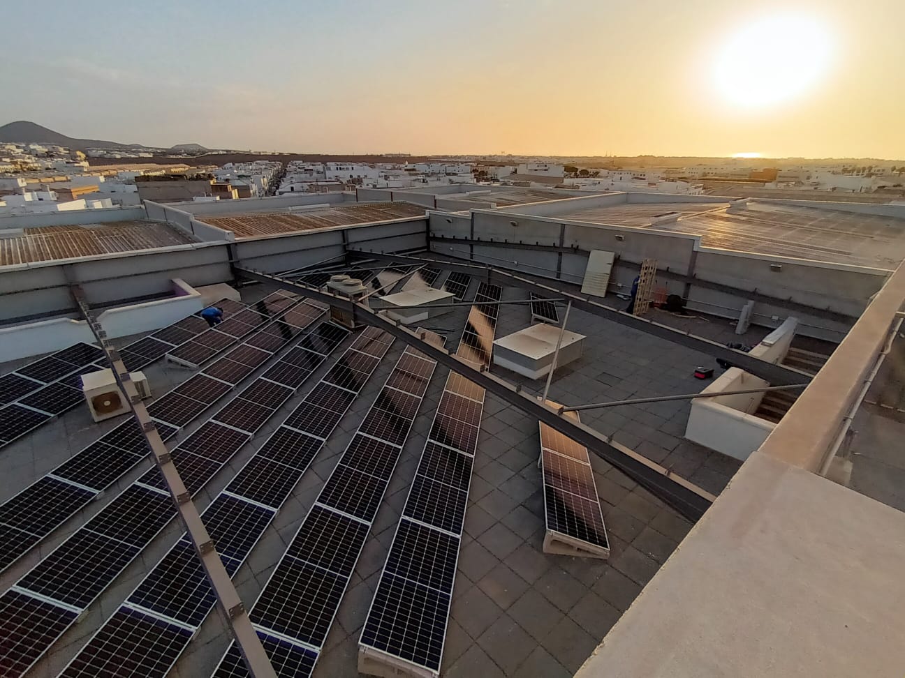 Paneles solares para crear energía renovable en la azotea de la Cámara de Comercio de Lanzarote