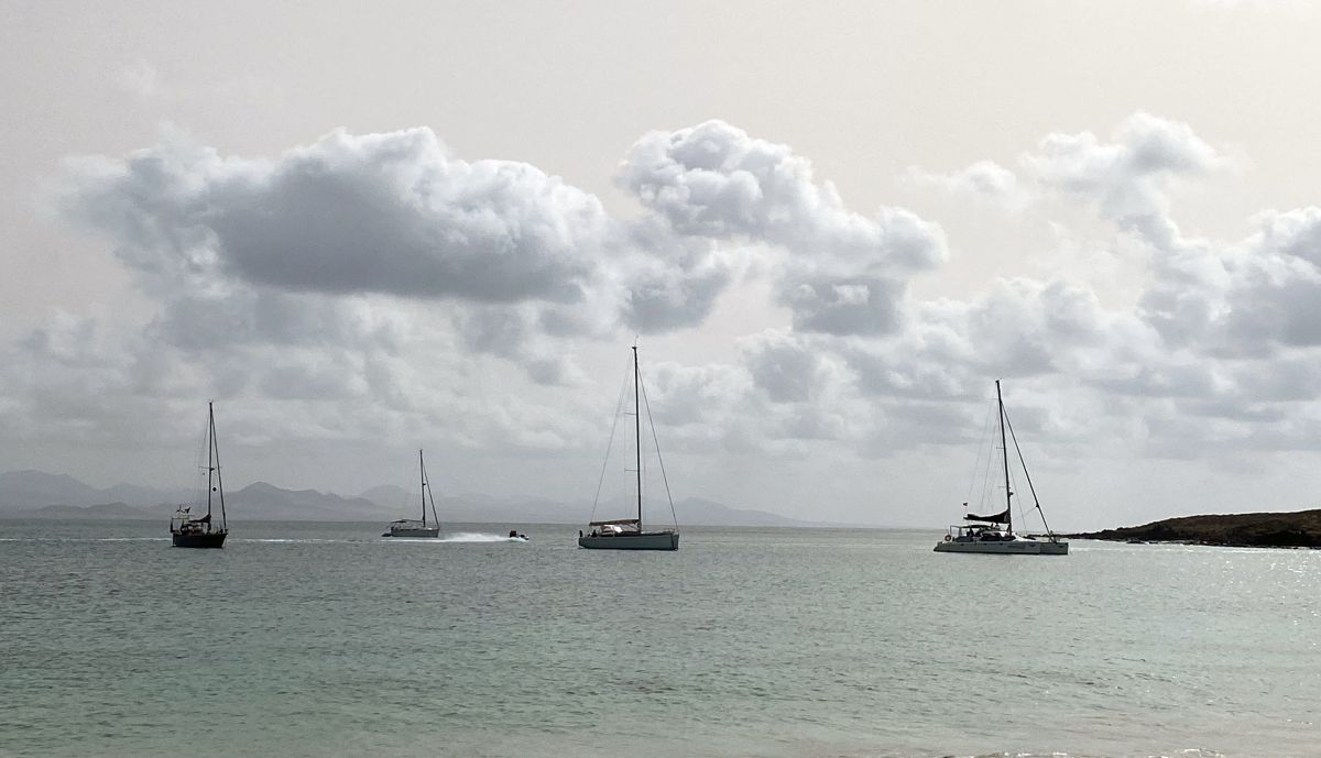 Embarcaciones en Semana Santa en la playa de La Francesa en La Graciosa (Foto: Andrea Domínguez)