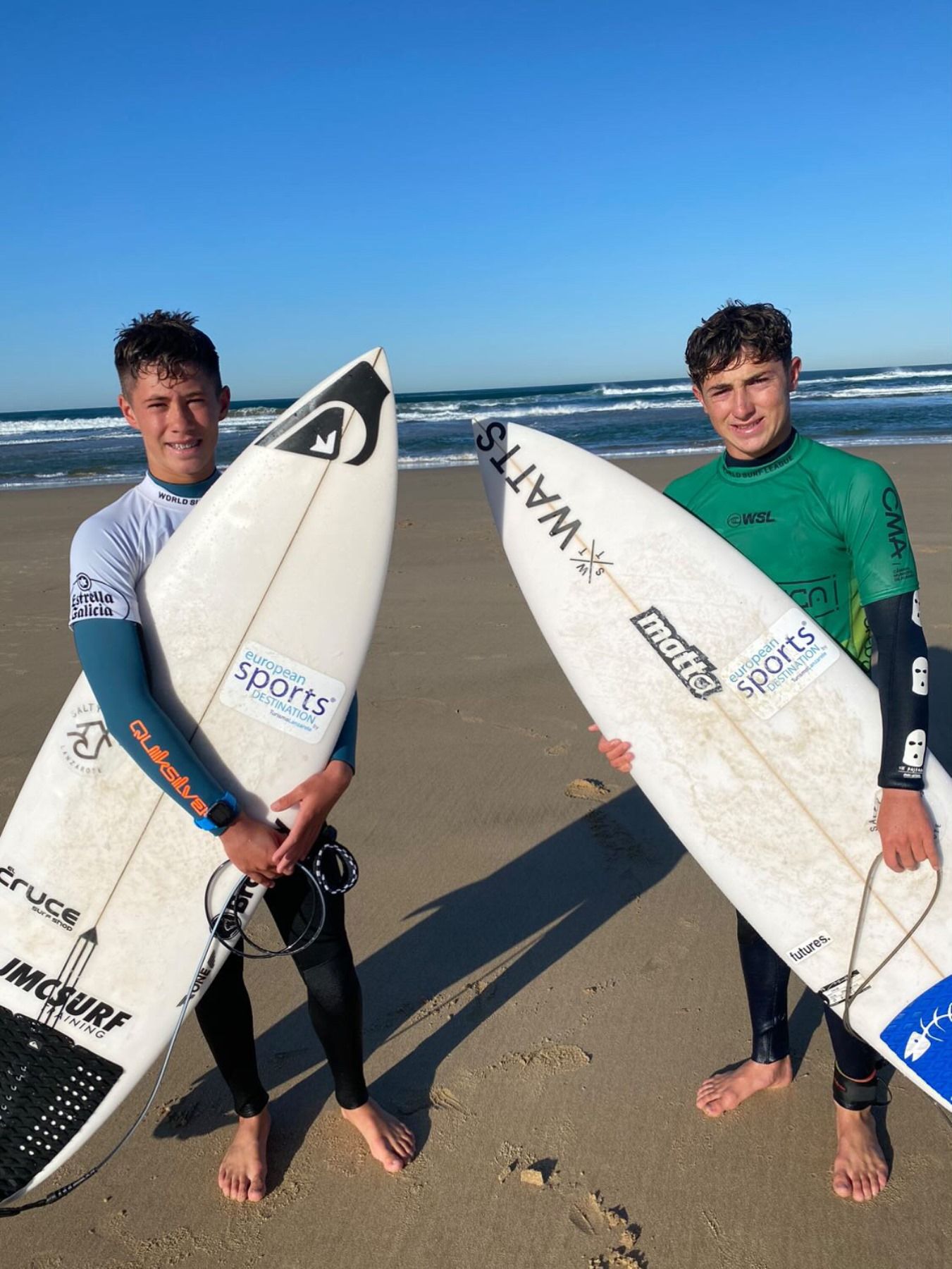 Dylan Donegan y Conor Donegan tras el campeonato de surf en Asturias