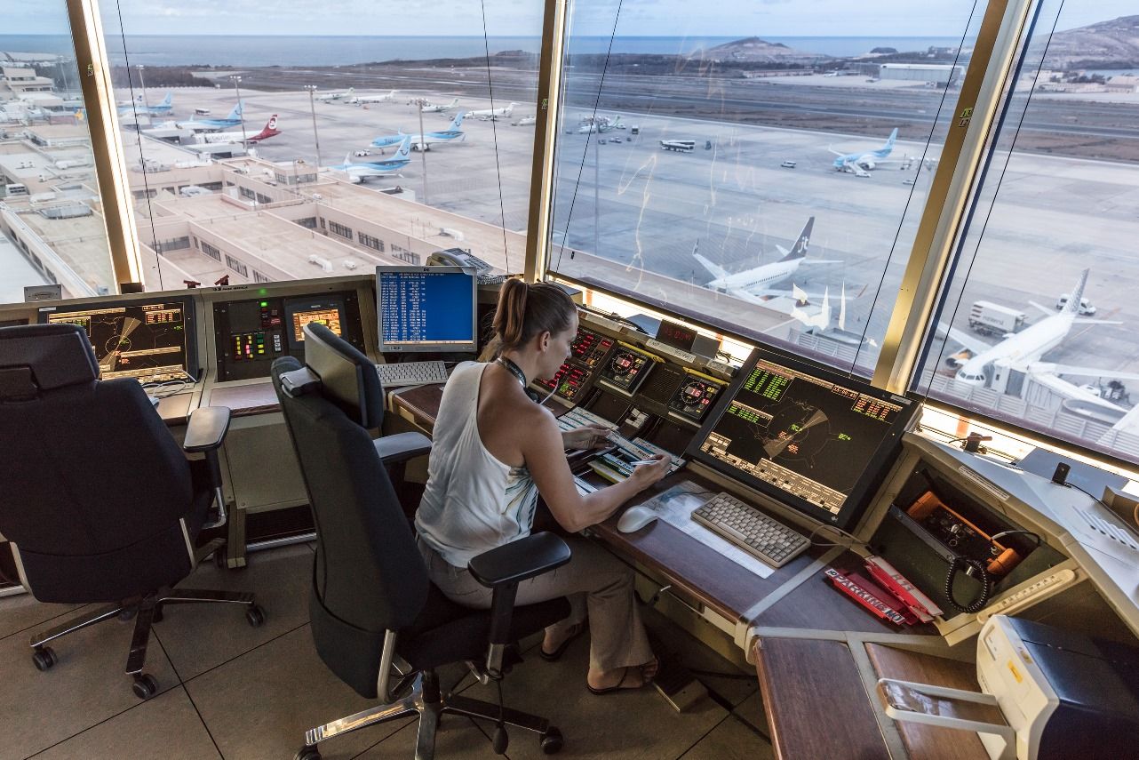 Controladora aérea de ENAIRE en la Torre de Gran Canaria