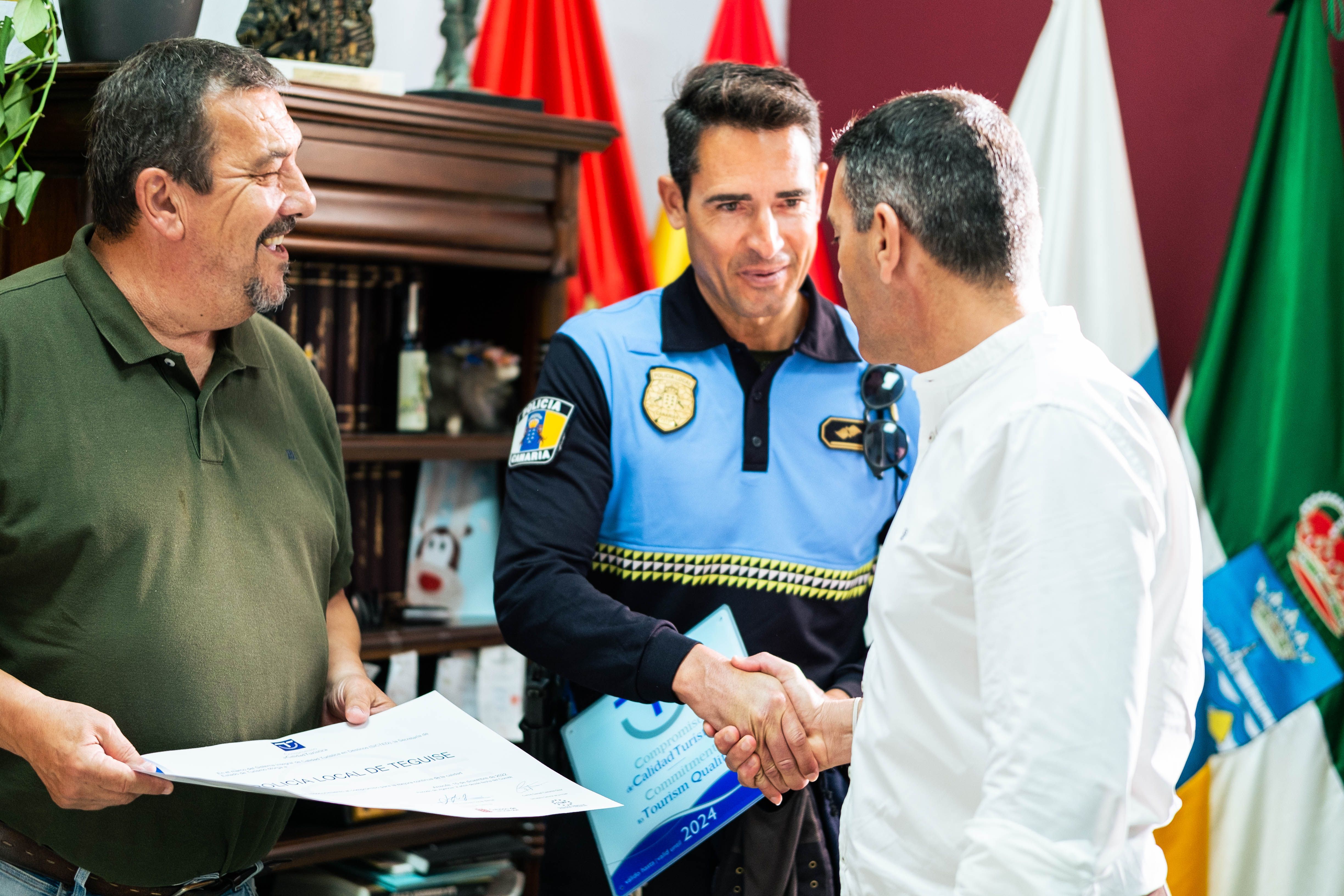 El alcalde de Teguise, Oswaldo Betancort, con agentes de la Policía Local del municipio, galardonados con el distintivo de 'Compromiso de Calidad Turística'