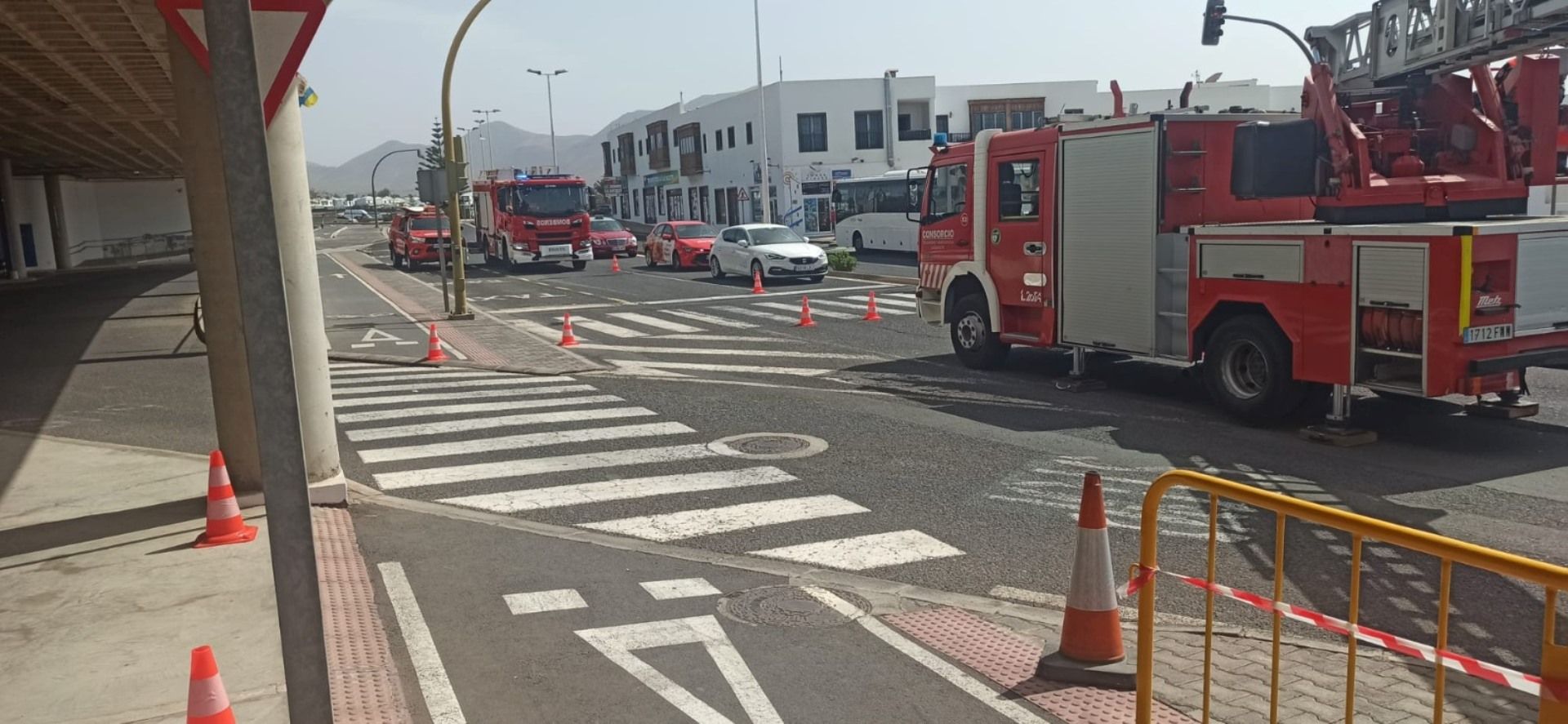 Los Bomberos procediendo a retirar la cristalera rota en la estación de guaguas de Playa Blanca