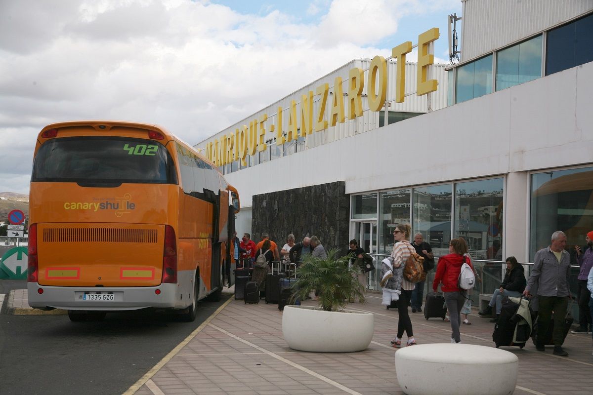 Guagua esperando viajeros en el  aeropuerto de Lanzarote
