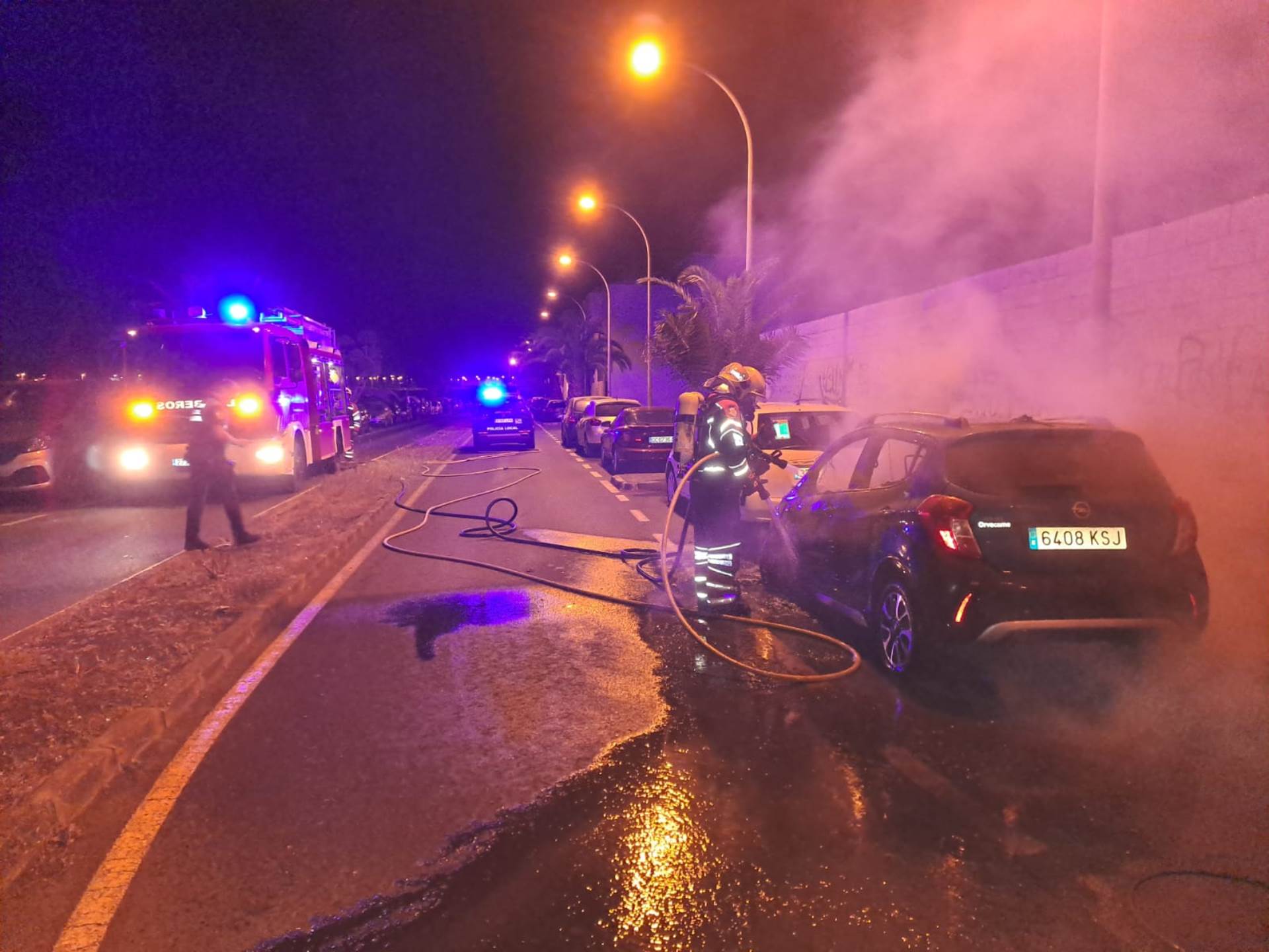 Los bomberos extinguiendo el incendio de vehículo quemado en Arrecife 