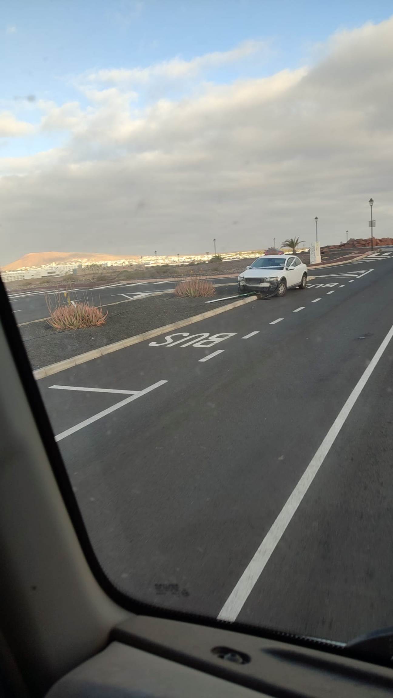 El coche abandonado en en la Avenida de Papagayo a la altura de la rotonda de Ciudad Jardín en Playa Blanca