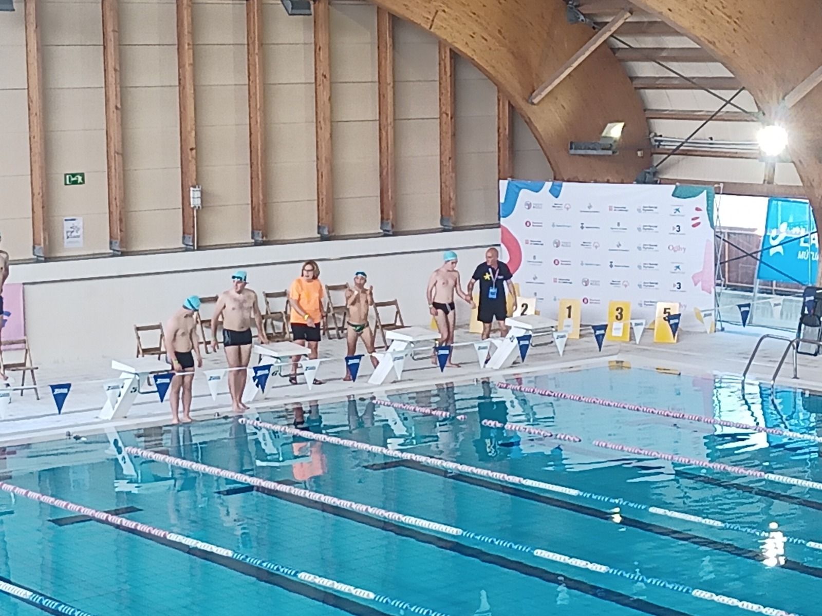 Esteban participó en la prueba de 25 metros crol de natación Esteban participó en la prueba de 25 metros crol de natación