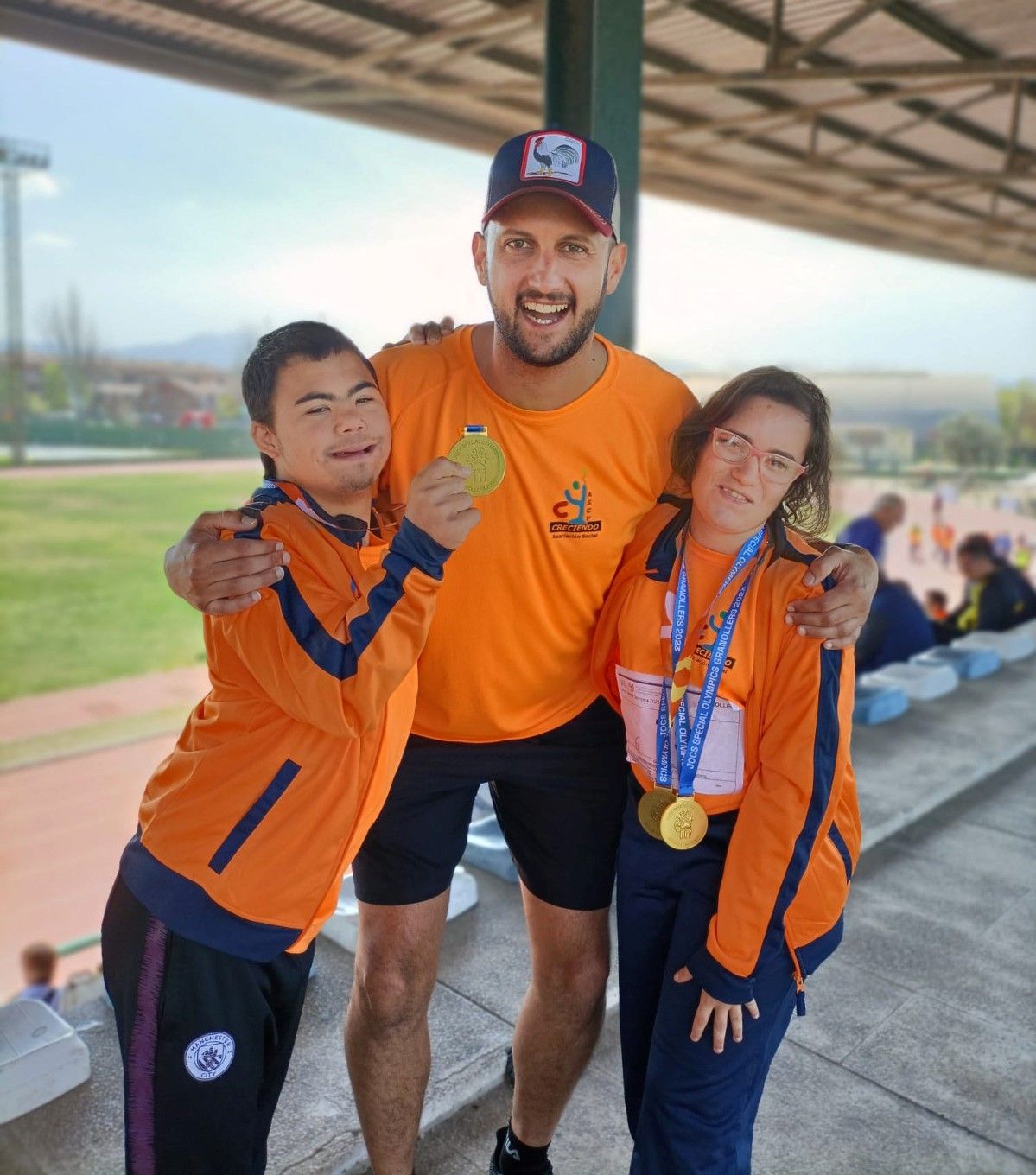 Esteban y Macarena junto a su entrenador Esteban y Macarena junto a su entrenador