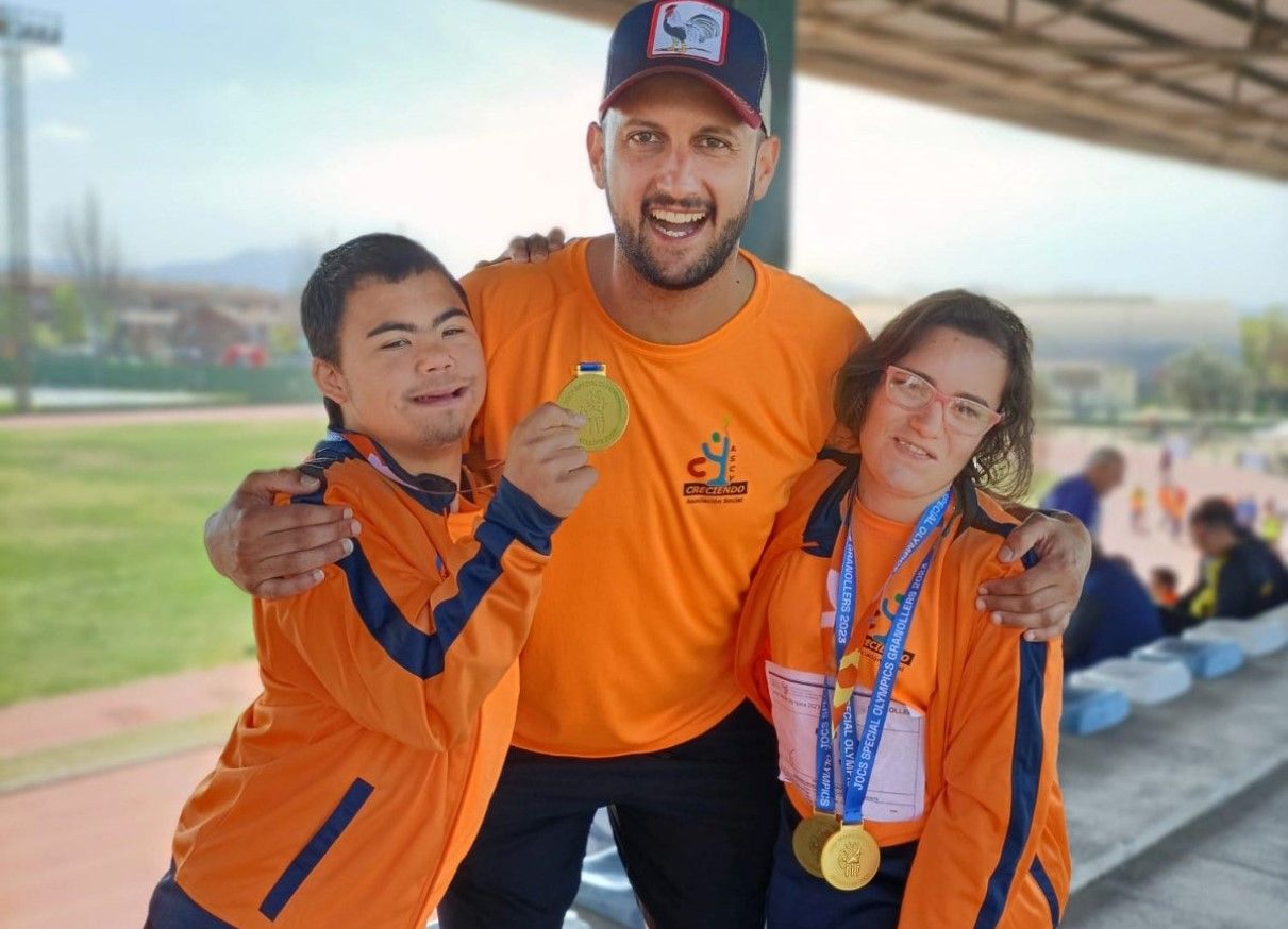 Esteban y Macarena junto a su entrenador