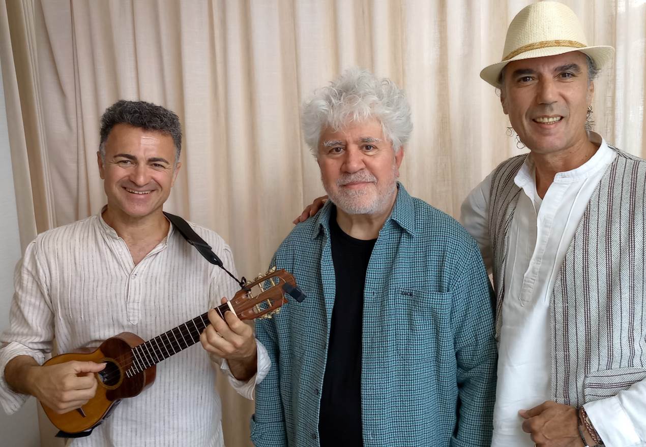 Pedro almodóvar junto a Gopar y Gabriel Cubas  Foto de Gopar