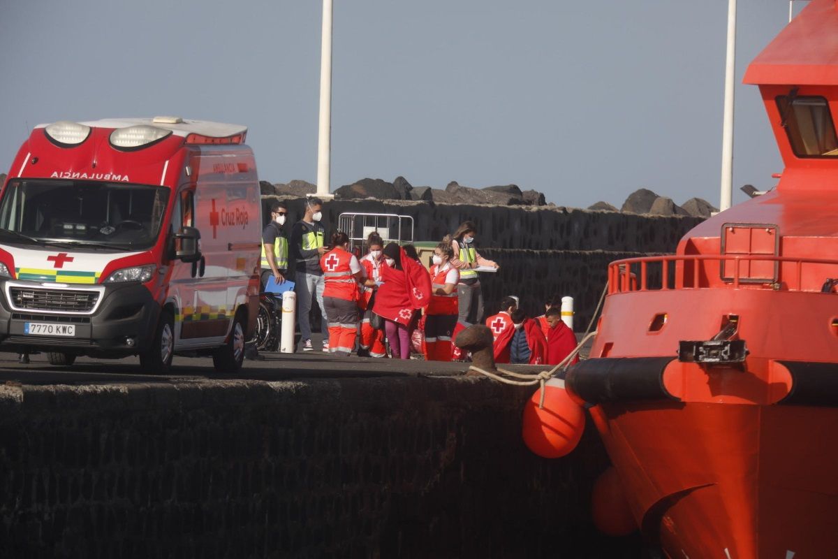 Llegada de patera al muelle Comercial (Foto: José Luis Carrasco)