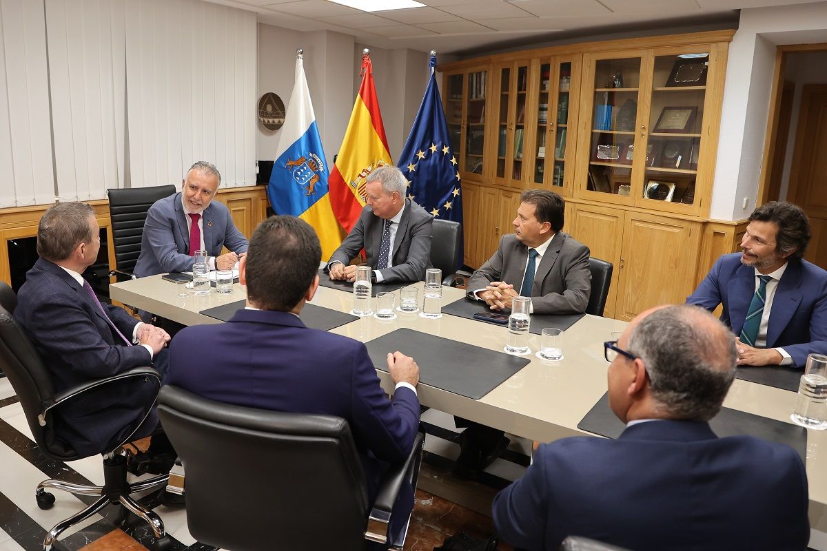 Reunión del Ejecutivo canario con la presidencia de Armas Transmediterránea