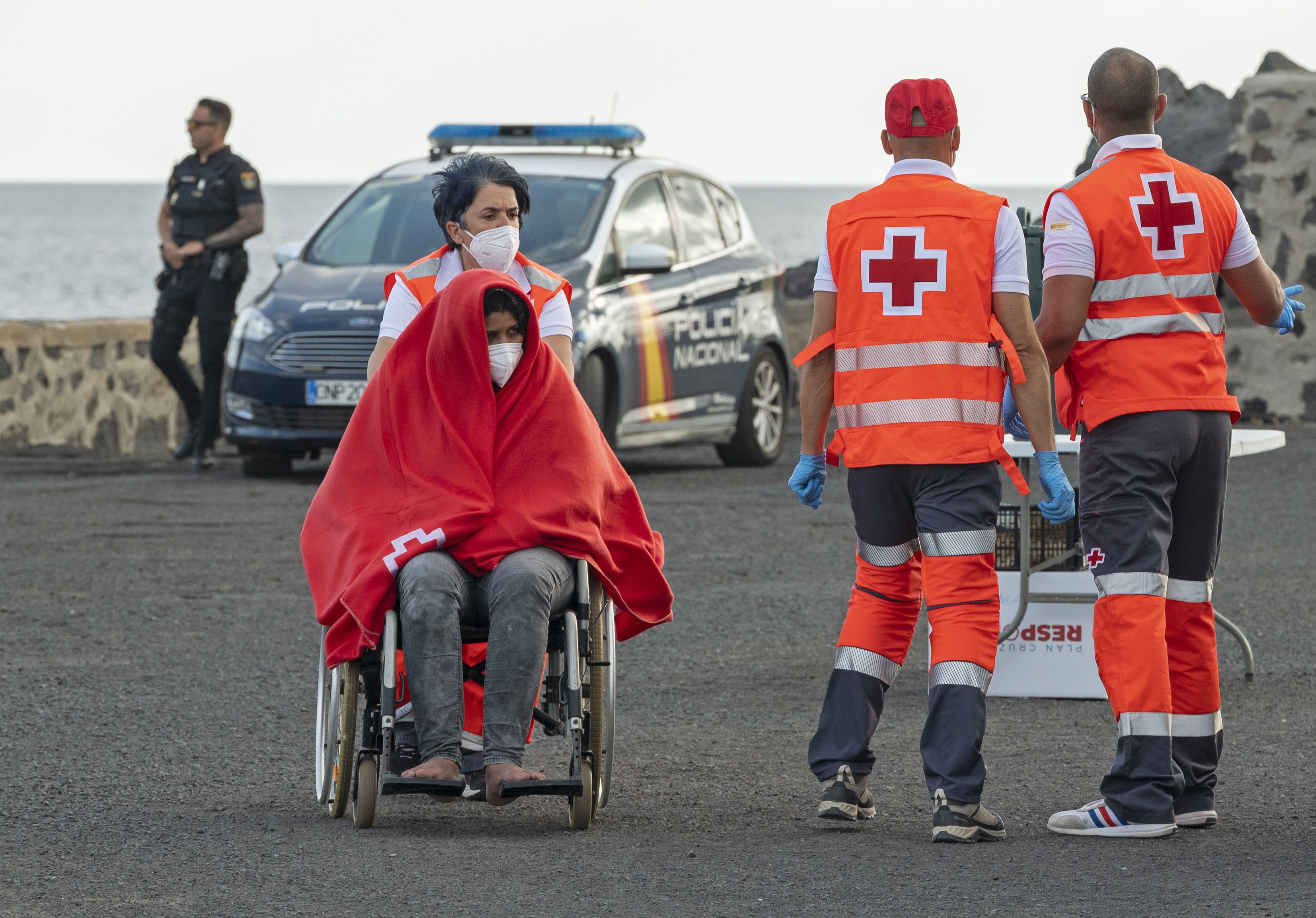 Salvamento Marítimo ha socorrido este martes a un grupo de 53 inmigrantes de origen magrebí que trataban de llegar a Canarias en una patera localizada a casi 50 kilómetros al norte de Lanzarote (Efe/Adriel Perdomo)