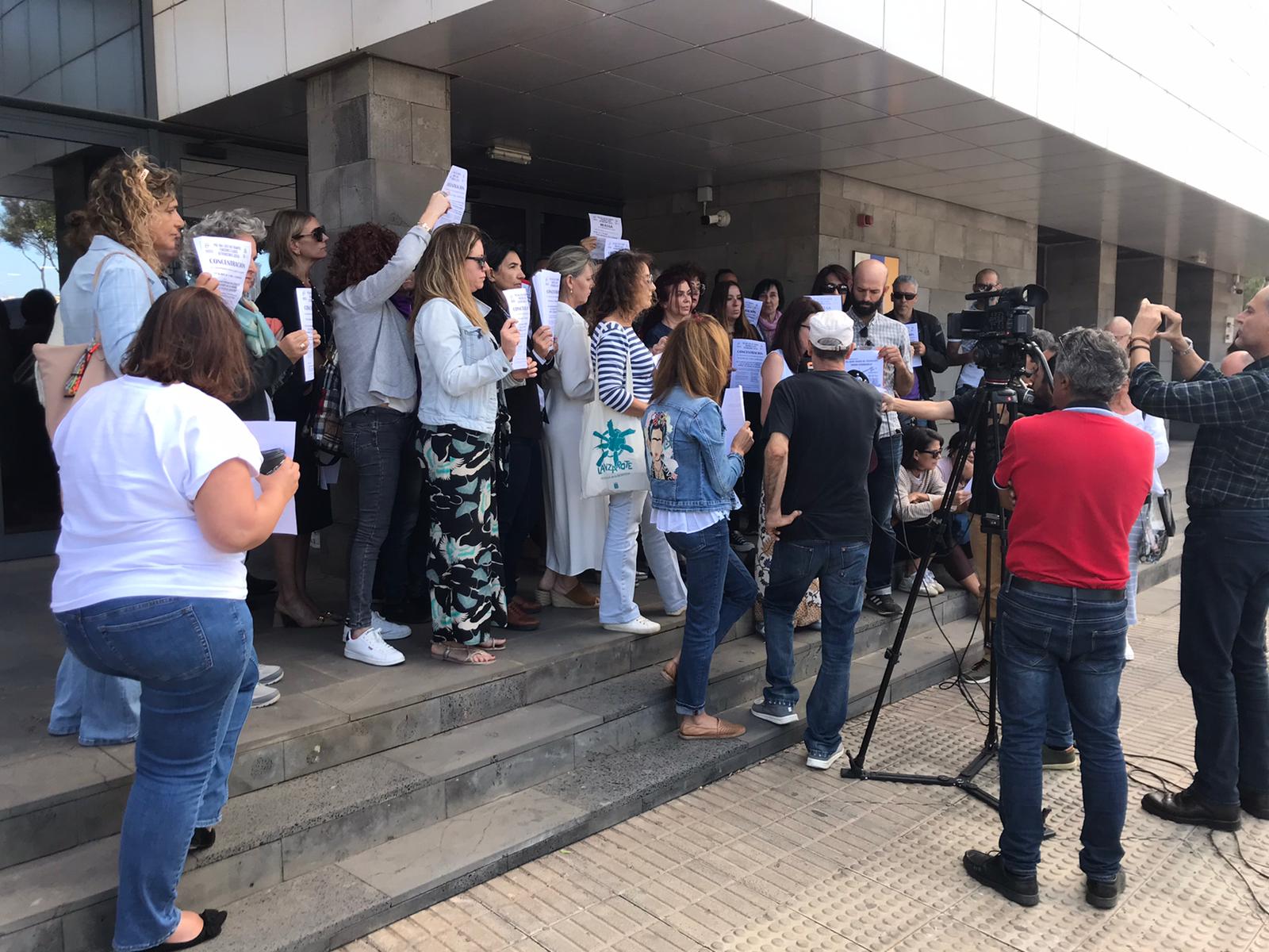 Concentración de las trabajadoras y trabajadores de la Administración de Justicia este miércoles en Lanzarote (Fotos: Jose Luis Carrasco)