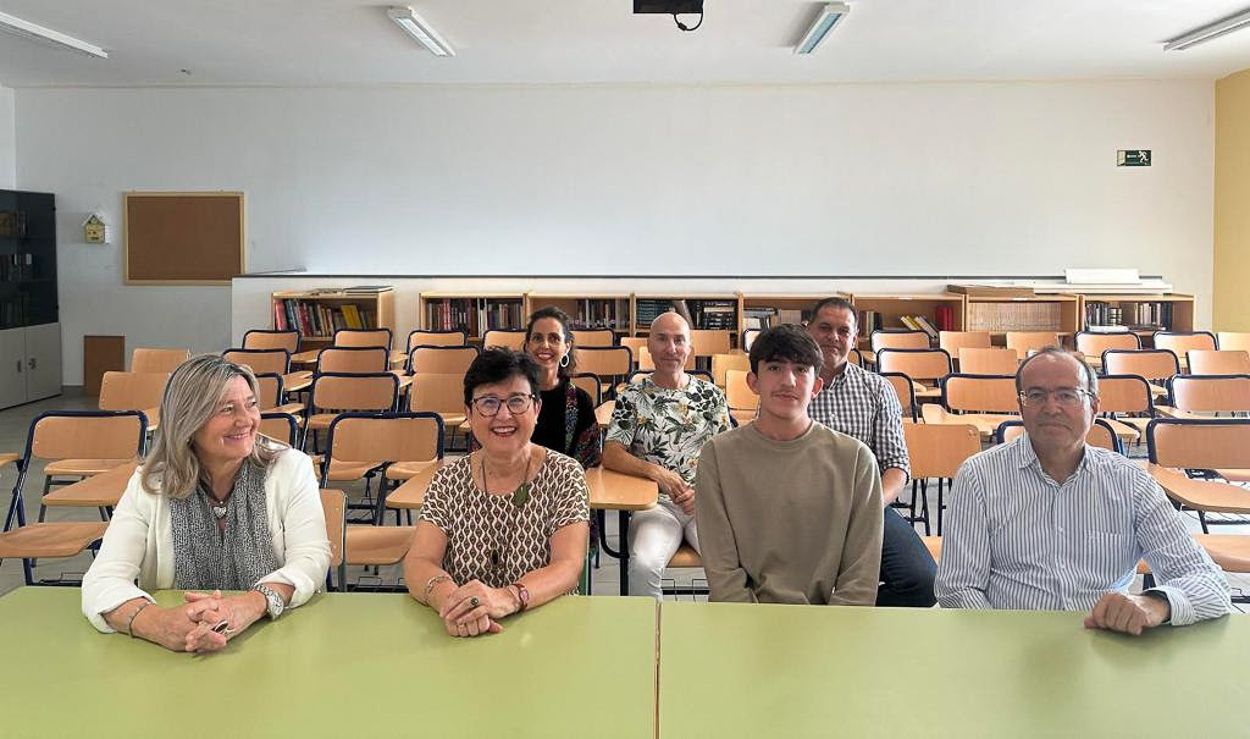 The director of IES Costa Teguise, Carmen Pellón; the Deputy Minister of Education, Universities and Sports of the Government of the Canary Islands, María Dolores Rodríguez; the scholarship student, Manuel de la Hoz Morales; and the Area Inspector, Juan Rafael Bailón.