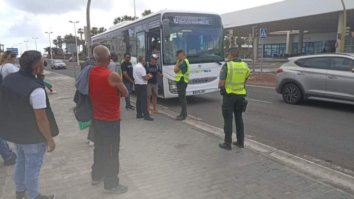 La Guardia Civil interviene en un nuevo altercado de guaguas en Playa Blanca