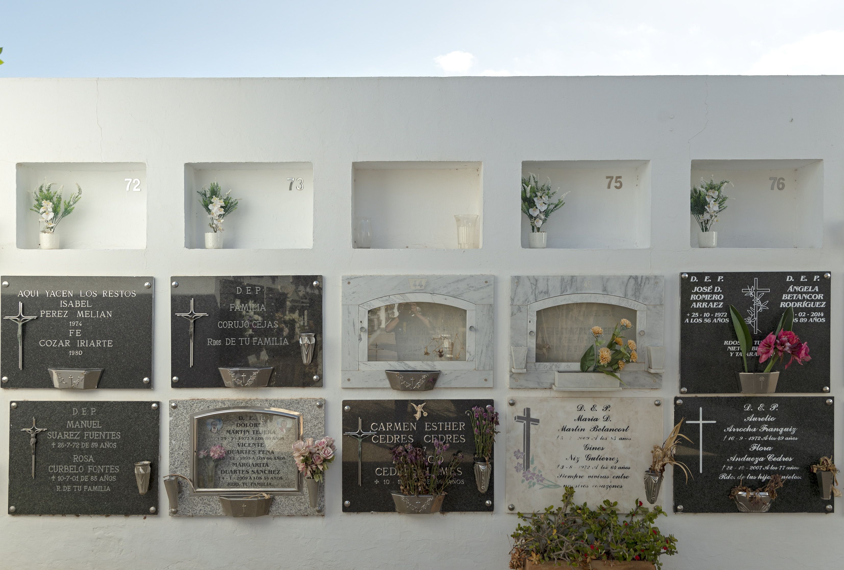 Cinco de ellos fueron dados por desaparecidos, nadie informó a sus familiares de que sus cuerpos fueron enterrados en cinco nichos sin nombre en el cementerio San Román de Arrecife, la capital de la isla (en la imagen). EFE/ Adriel Perdomo