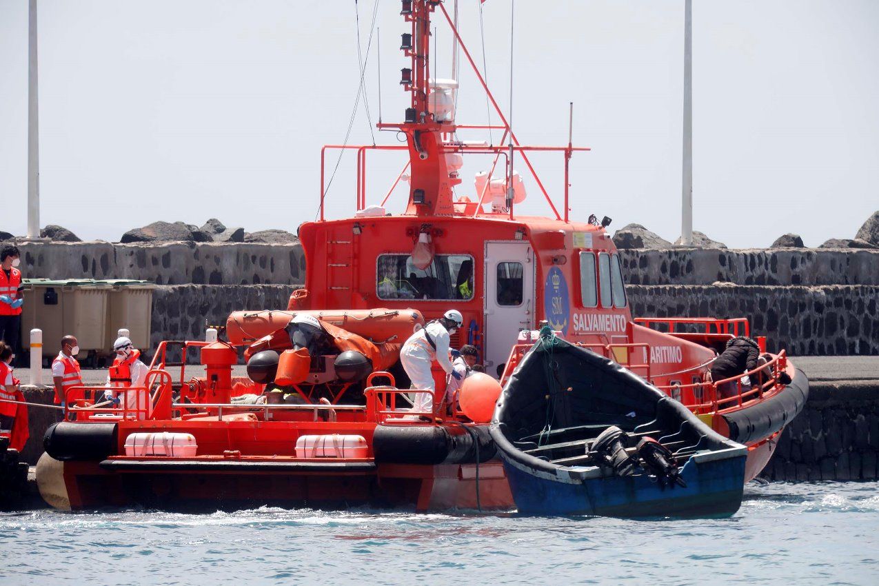 Embarcación con las 51 personas llegadas al Muelle Comercial de Arrecife (Foto: José Luis Carrasco)