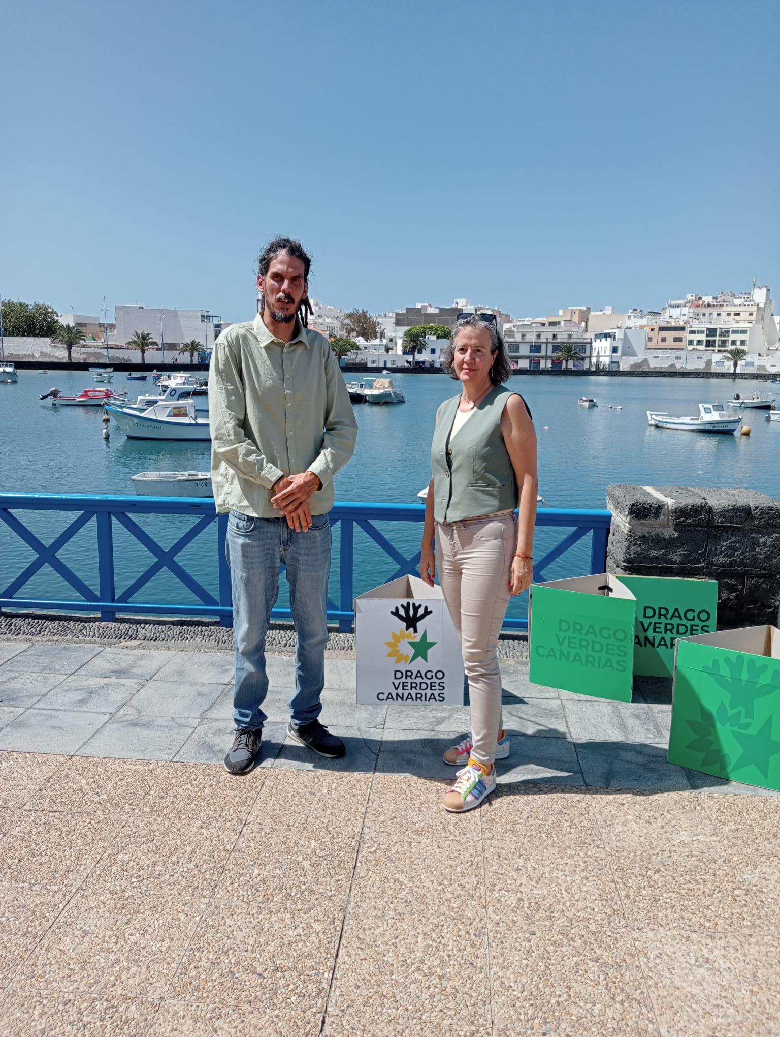 El candidato de Drago Verdes Canarias al Parlamento canario, Alberto Rodríguez (i) y la candidata al Cabildo Insular, Ester Gómez Brodsky.