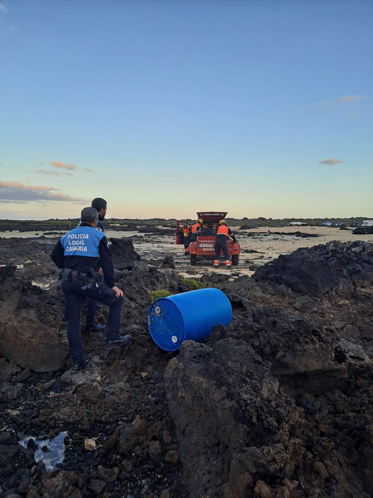 Los bomberos retiran un bidón de 200 litros varado en la playa de Caletón Blanco en Haría