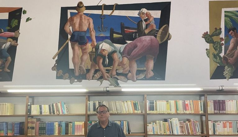 El secretario del Centro de la UNED en Lanzarote, Andrés Fajardo, en la biblioteca que luce murales de César Manrique