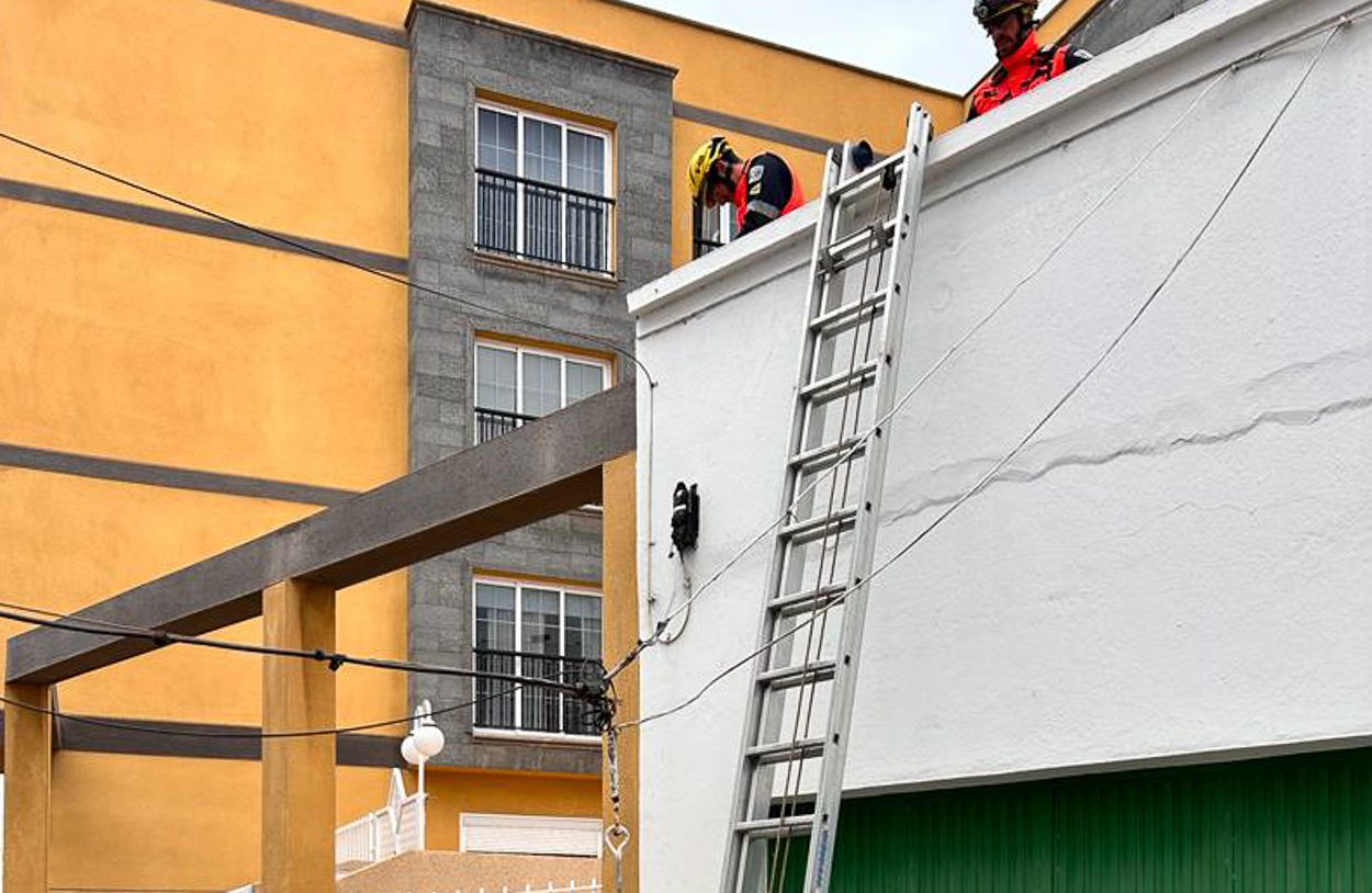 El Consorcio de Seguridad y Emergencias sujetan el cable que se había descolgado en Arrecife (CECOES)