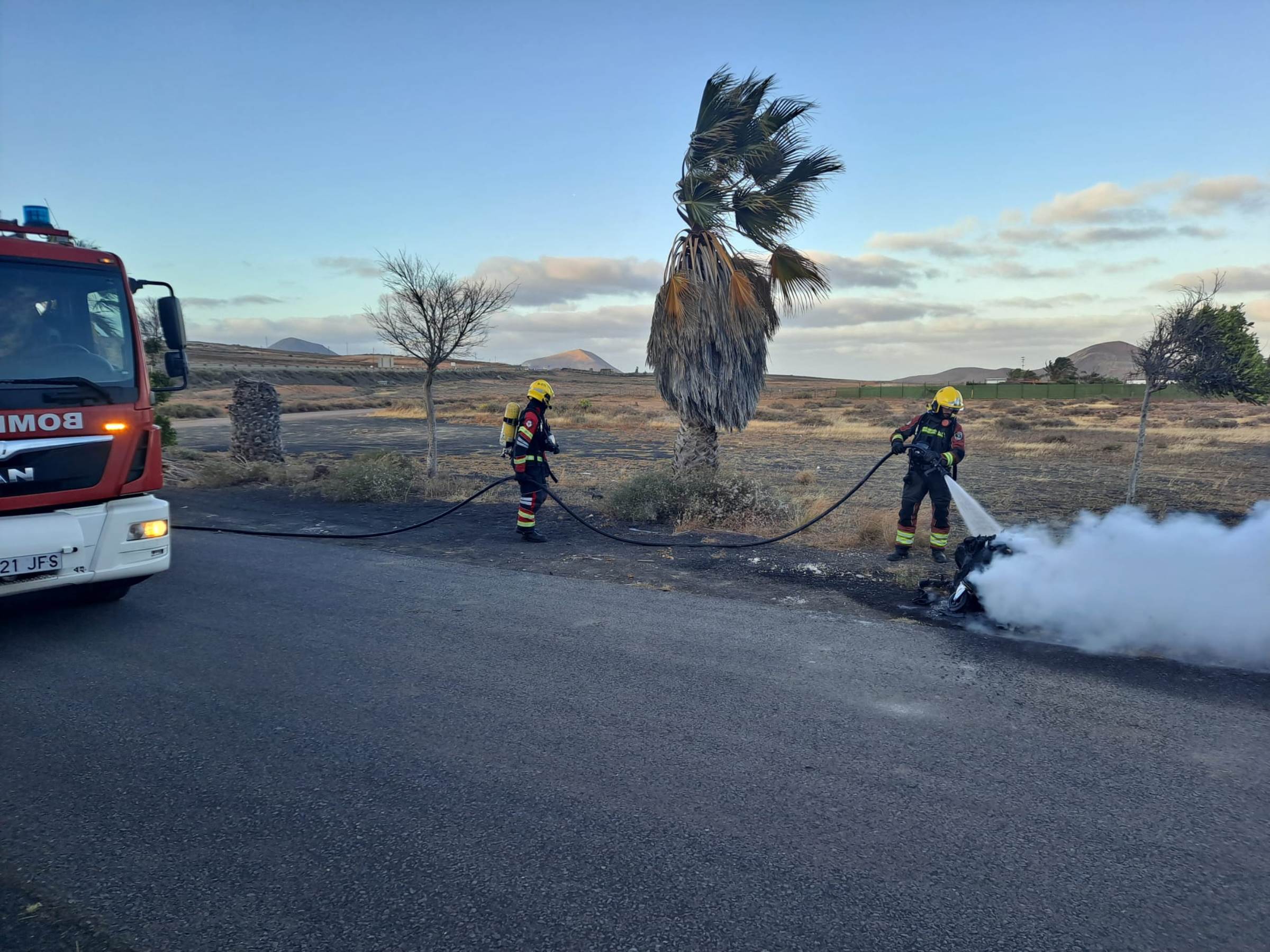 Apagan un contenedor incendiado en Tahiche