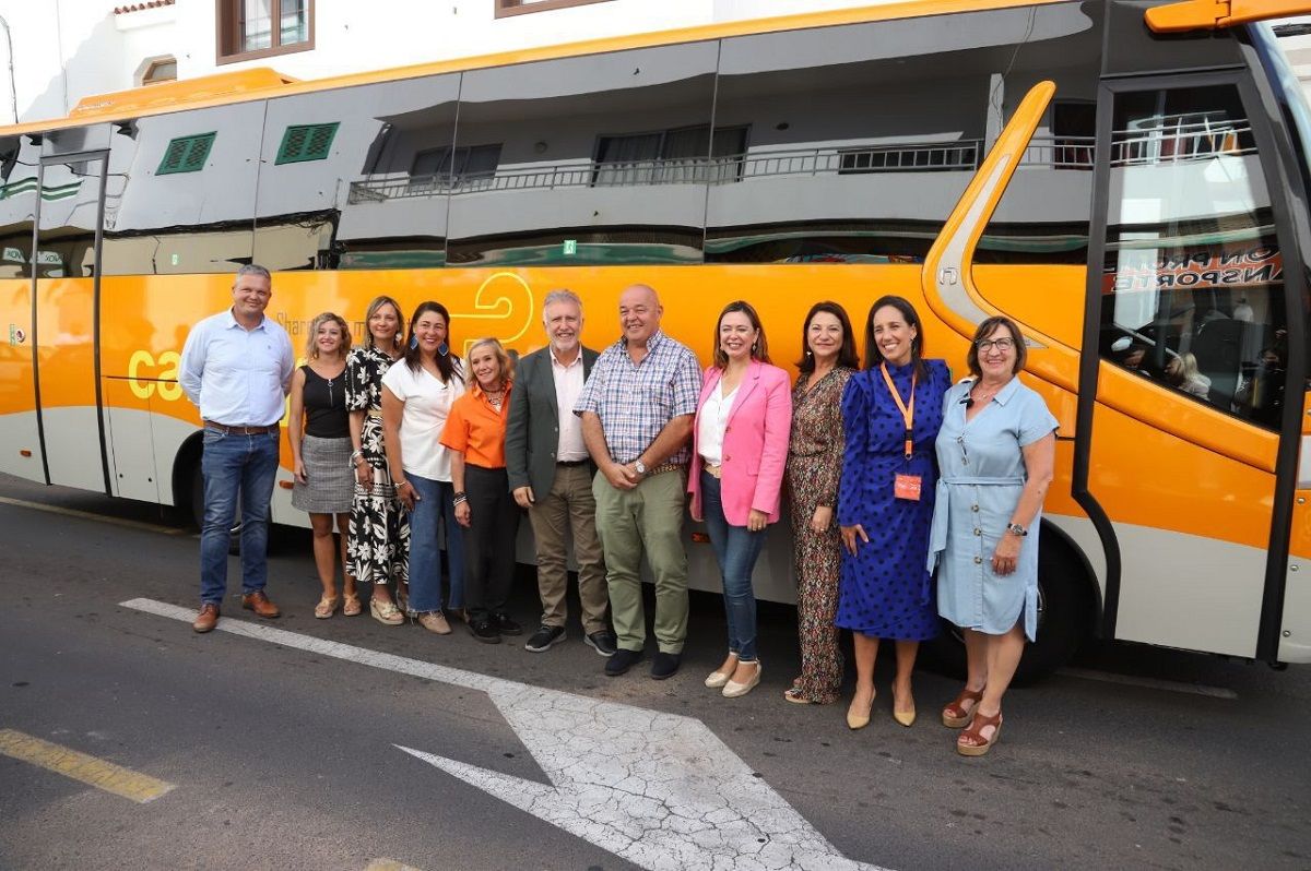 El presidente de Canarias conoce de primera mano el proyecto "Empleo Sobre Ruedas"