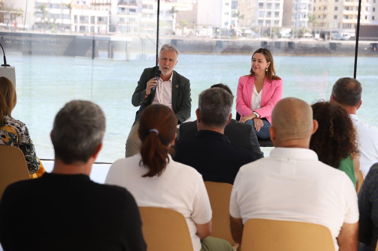 El presidente del Gobierno de Canarias, Ángel Víctor Torres, y la presidenta del Cabildo de Lanzarote, María Dolores Corujo, durante su intervención sobre las jaulas marinas en abril.