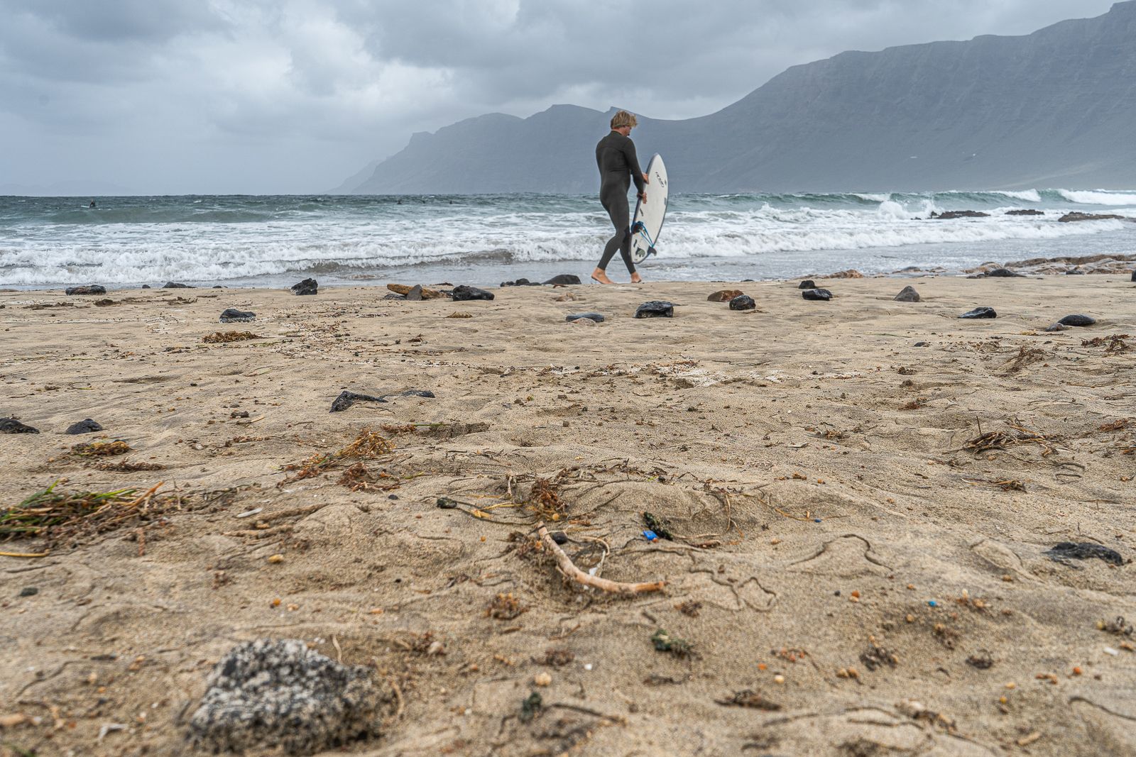 La playa de Famara, uno de los puntos que están en riesgo por el cambio climático (Foto: Andrea Domínguez Torres)