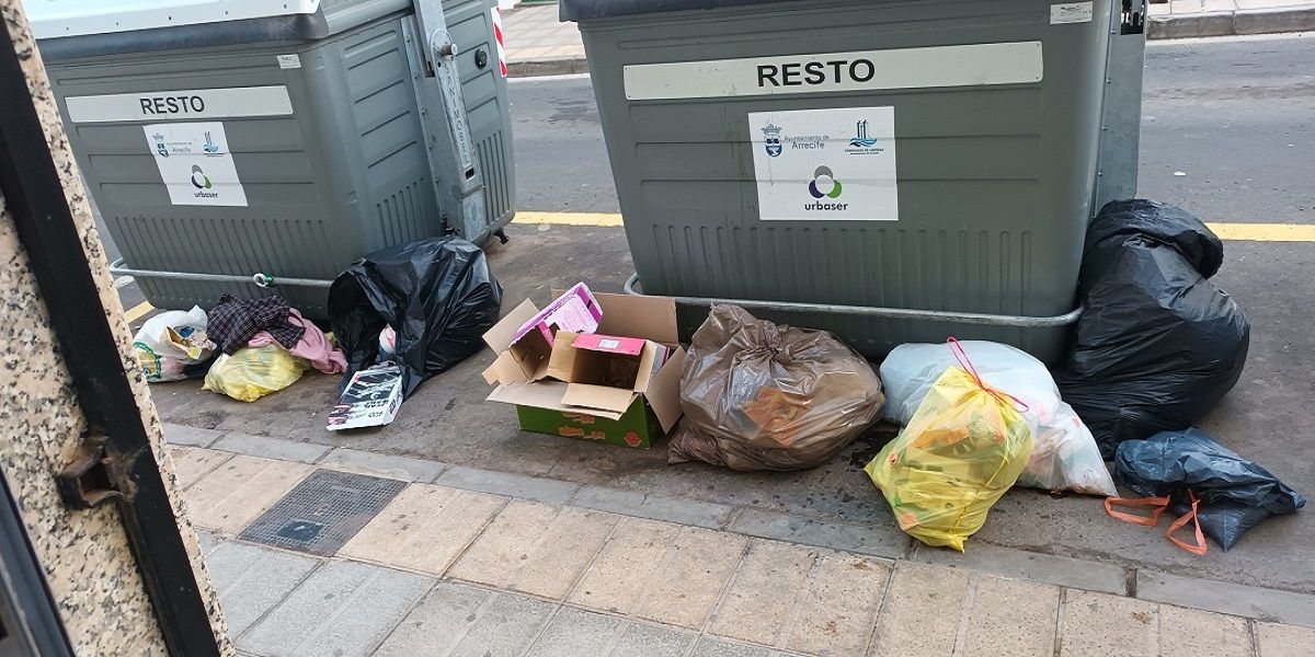 Unos vecinos de Arrecife se quejan del cúmulo de basura que se amontona en el portal de su edificio