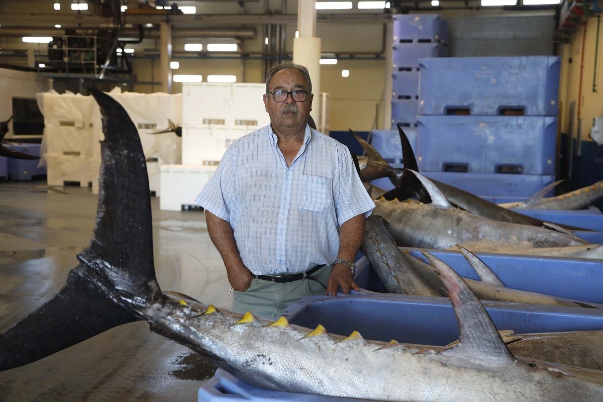 Andrés Cedrés, junto al cargamento de atún recién llegado. Imágenes: José Luis Carrasco.