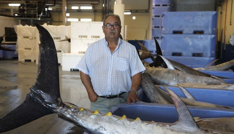 Andrés Cedrés, junto al cargamento de atún recién llegado Andrés Cedrés, junto al cargamento de atún recién llegado