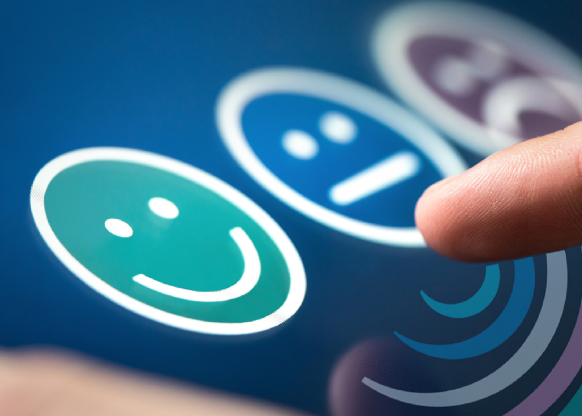 Una persona responde una encuesta de satisfacción (Canal Gestión)