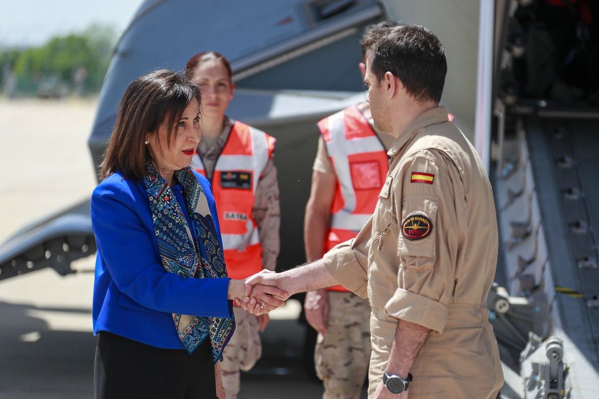 La Ministra de Defensa, Margarita Robles, saluda a un militar en Torrejón de Ardoz
