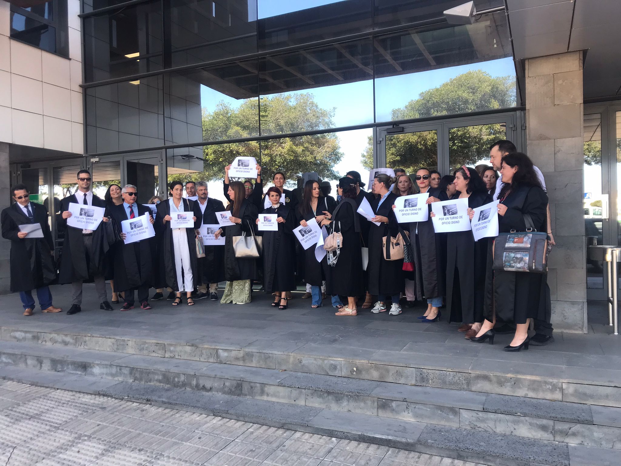 Concentración frente a los Juzgados de los abogados de oficio (Foto: José Luis Carrasco)